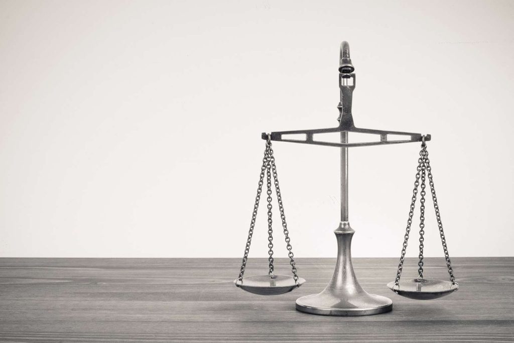 ترازوی عدالت نماد رشته علوم قضایی